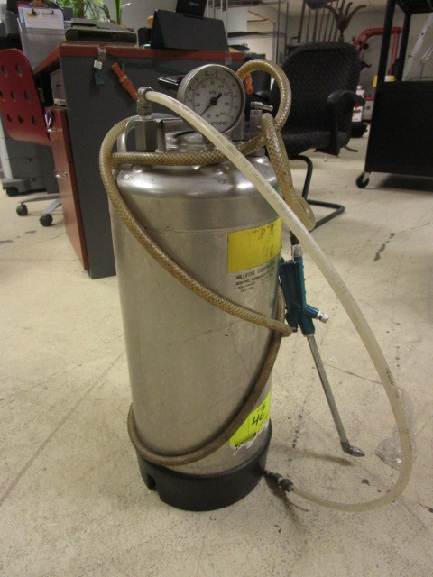 lot 902 image: PUMP SPRAYER