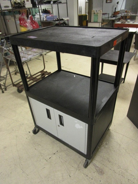 lot 905 image: AV CART