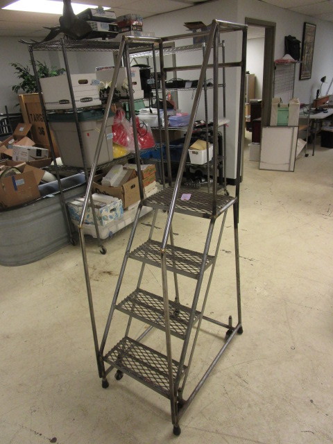 lot 907 image: ROLLING LADDER