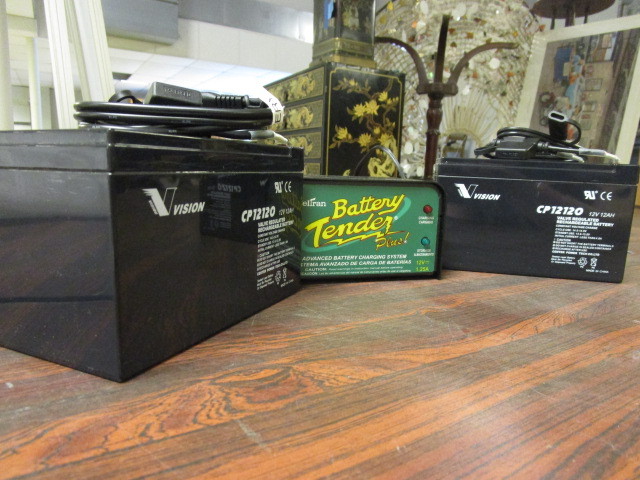lot 922 image: 2 BATTERIES  1 CHARGER