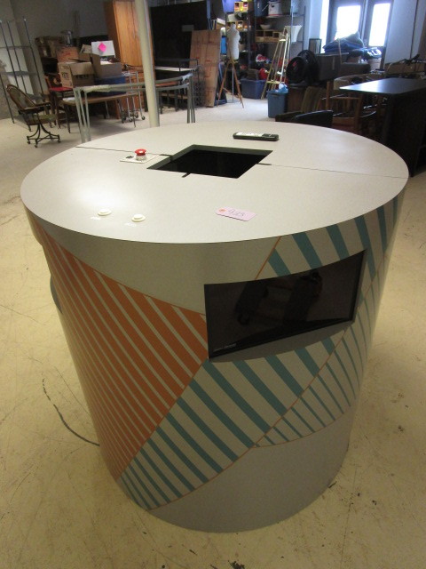 lot 923 image: DIGITAL DISPLAY BOOTH
