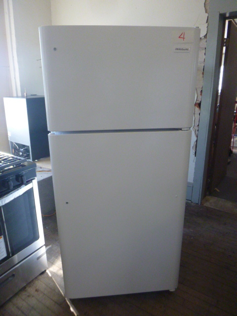 NEW Frigidaire RefrigeratorFreezer (Scratch & Dent)