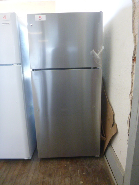 NEW Whirlpool RefrigeratorFreezer (Scratch & Dent)