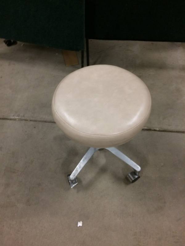 lot 12 image: Midmark Stool