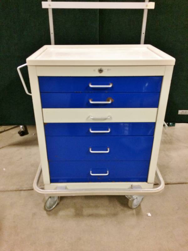 lot 18 image: ALERT Mechanics Bead Crafters Carpenters Home Hobbyists Medical Clinics This Cart Has Many Drawers & Is Mobile Amazing For Your Fish Ice House