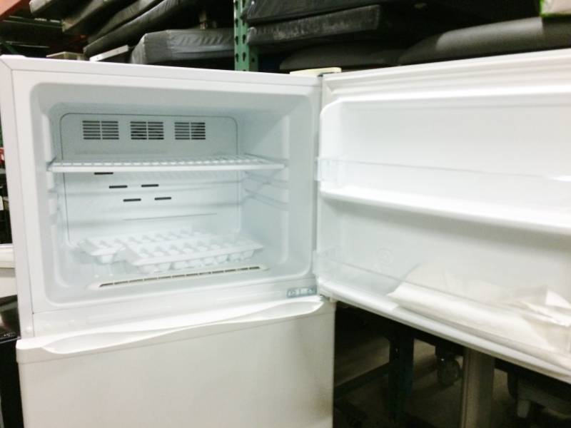 lot 48 image: Magic Chef Apartment Size Refrigerator - Excellent Working Condition - Baking Soda Spilled Inside