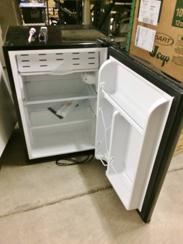 Insignia 2 6 Cubic Foot Compact Refrigerator Excellent Working
