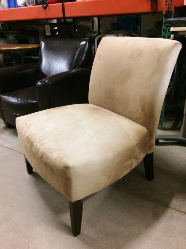 lot 60 image: Gorgeous Ashley Furniture Slipper Chair - Excellent Condition