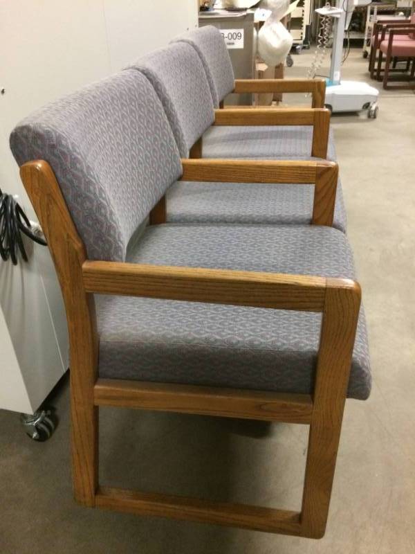 lot 15 image: Chromcraft 3 Seat Medical Office Seating Chair With Side Table - Great Condition - Table Has A Couple Scuffs