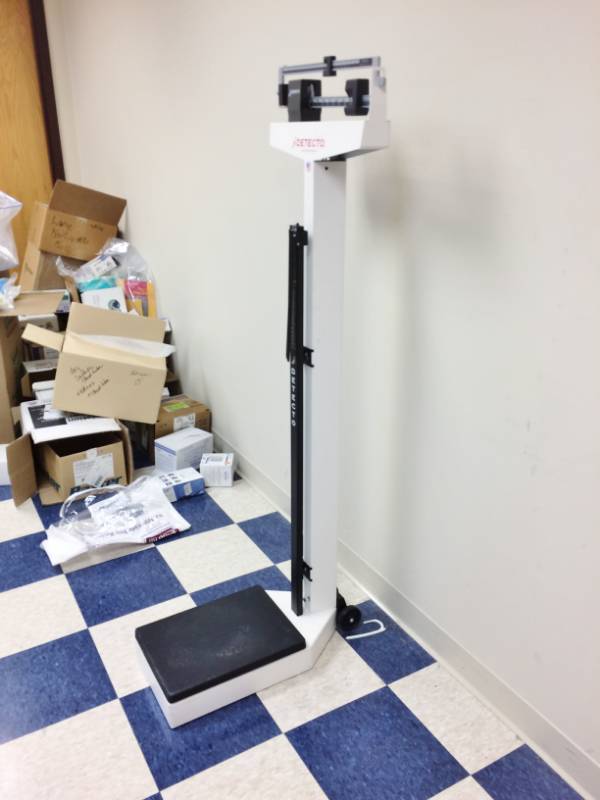 lot 67 image: Detecto 400lb Capacity Doctors Balance Beam Scale - Excellent Condition