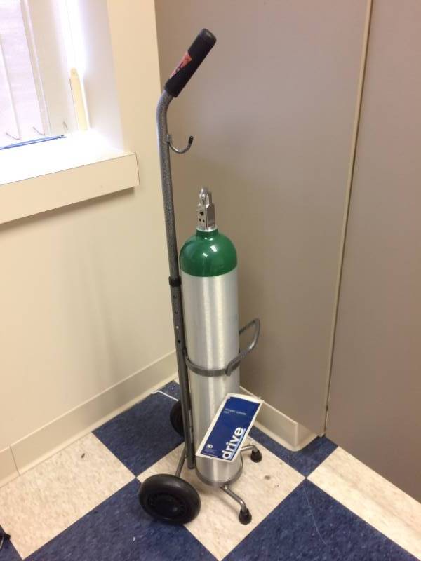 lot 73 image: Drive Medical Oxygen Cylinder Cart & Tank - Has Original Tag - Like New Condition 