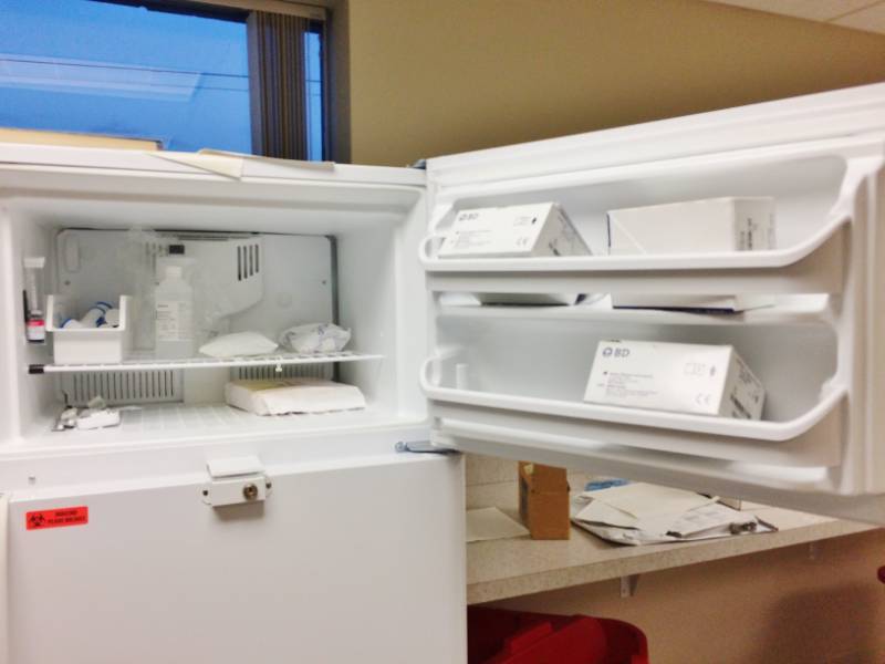lot 98 image: WOW Super Nice Large Crosley Professional Top Mount Freezer Refrigerator - Excellent Working Condition - Has Lock But No Key - Contents Not Included