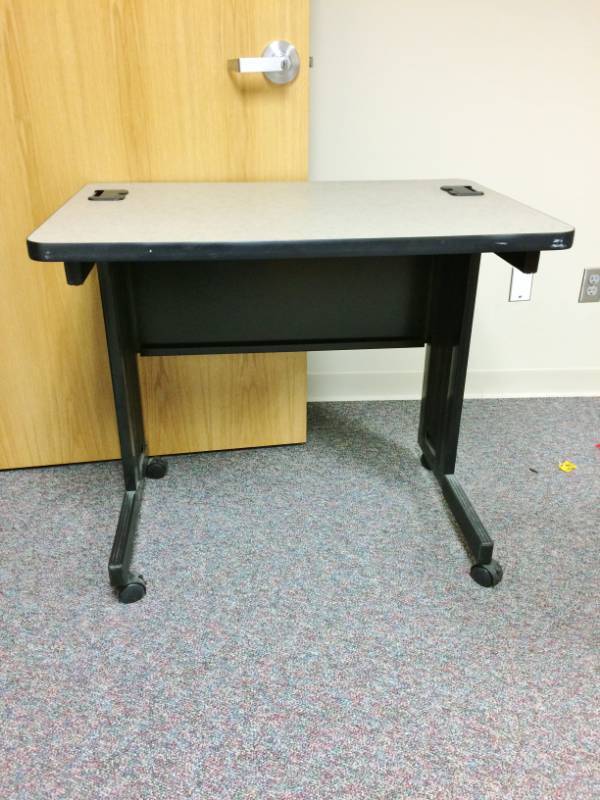 lot 32 image: Steelcase Mobile On Wheels Training Classroom Computer Desk - Excellent Condition
