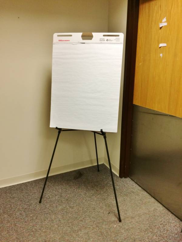 lot 39 image: Collapsible Portable&nbspTelescoping Display Easel With Paper - Excellent Condition