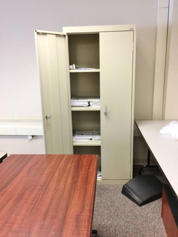 lot 41 image: Sandusky Storage Cabinet - Contents Not Included - Great Condition