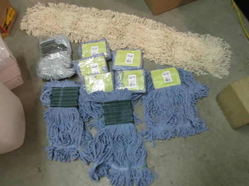 Lot of Misc Rubbermaid Mop Heads Et...