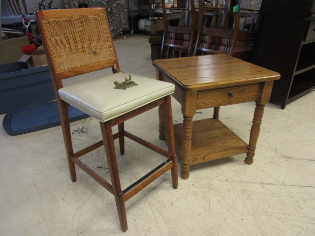 SOLID OAK END TABLE  CHAIR