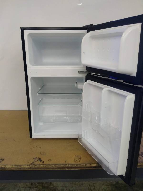lot 7 image: Midea WHD125FBS1 19 inch Freestanding Mini Fridge