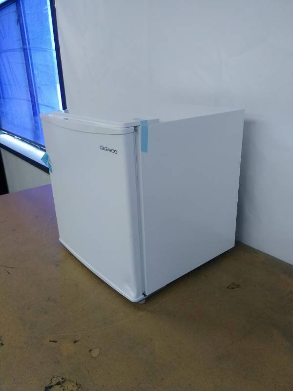 lot 8 image: Daewoo FR-016RWE Refrigerator 1.6 Cu Ft White
