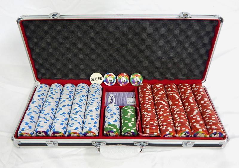 lot 70 image: 550 Chip Poker Chip Case with Playing Card Deck and Pocket Aces Themed Multi-Denomination Chips