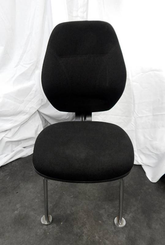 lot 18 image: New Gary Platt Manufacturing X-Tended Play Seat Casino Gaming Chair
