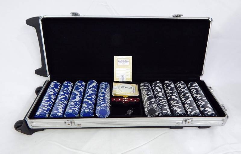 lot 37 image: 500 Chip Locking Aluminum Wheeled Poker Chip Case