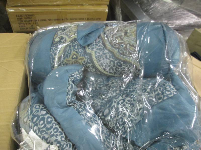 lot 52 image: Queen Comforter Set open box return...