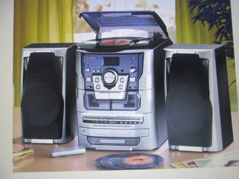 lot 79 image: 6-in-1 Deluxe Turntable, iPodMP3, ...