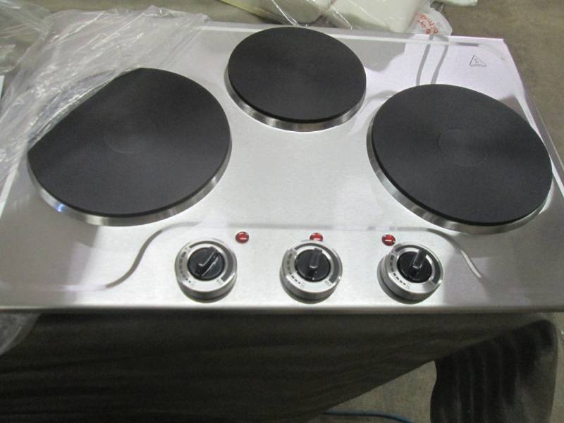 lot 111 image: Tabletop Triple Burner open box, te...