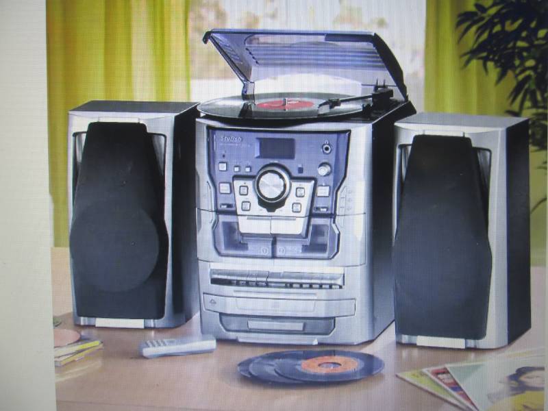 lot 119 image: 6-in-1 Deluxe Turntable, iPodMP3, ...