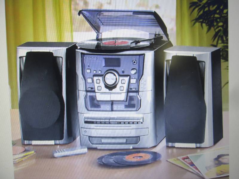 lot 132 image: 6-in-1 Deluxe Turntable, iPodMP3, ...