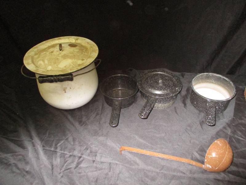 Enamel kettle with lid and more enamel pans