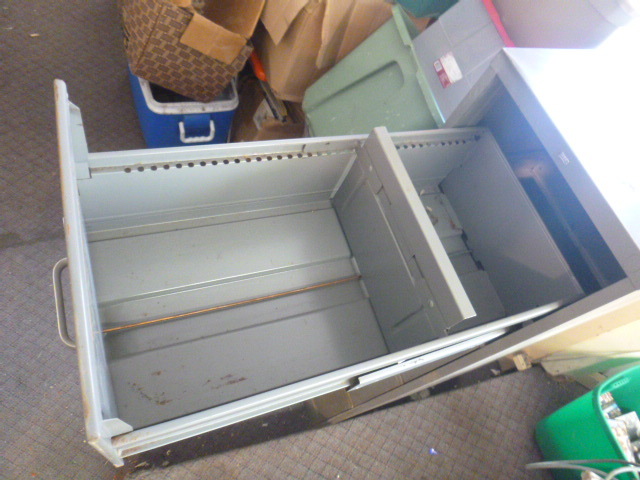 lot 51 image: 4 Drawer File Cabinet