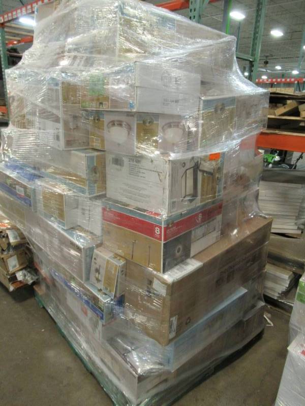 lot 2 image: WHOLESALE MIXED PALLET OF RETURNS - INDOOR AND OUTDOOR LIGHTING