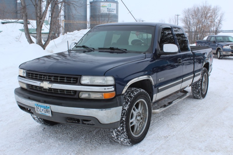 lot 3460 image: 2000 Chevrolet Silverado 1500 Z71 Extended Cab 4x4