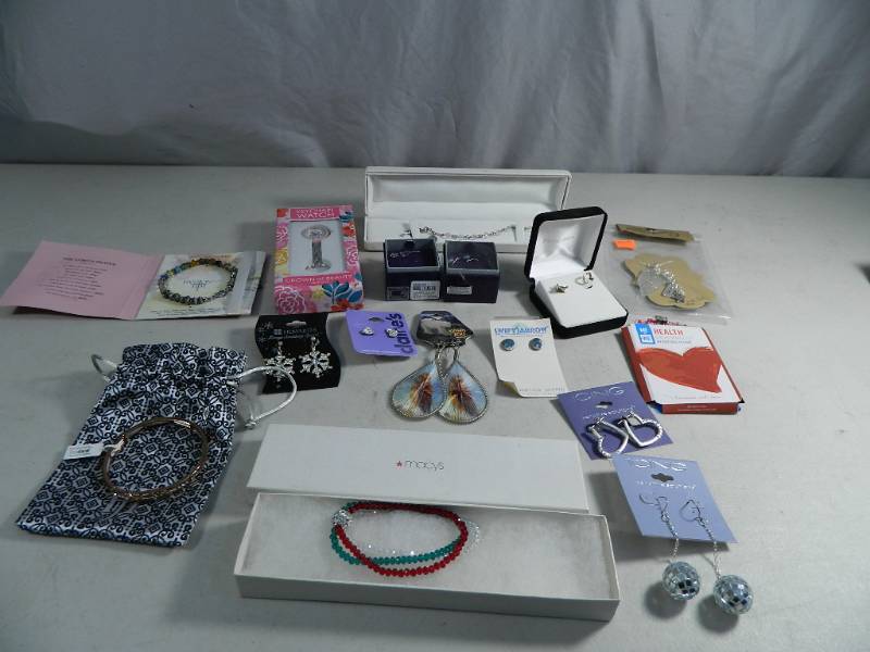 lot 7 image: Assorted Estate Jewelry