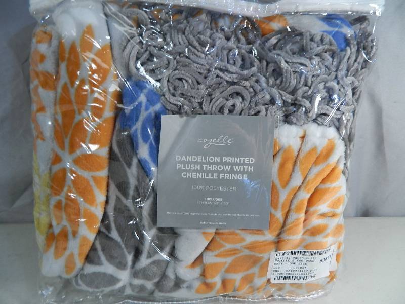 lot 9 image: New Plush Throw