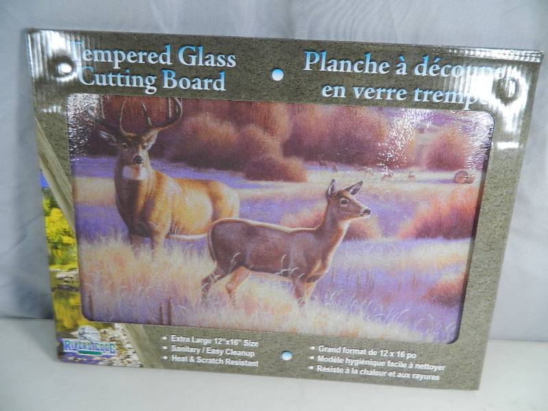 lot 18 image: New Deer Tempered Glass Cuttingboard