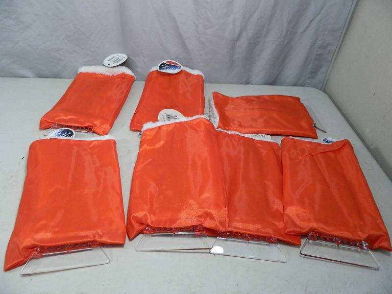 lot 32 image: 7 New Ice Scraper Mitts