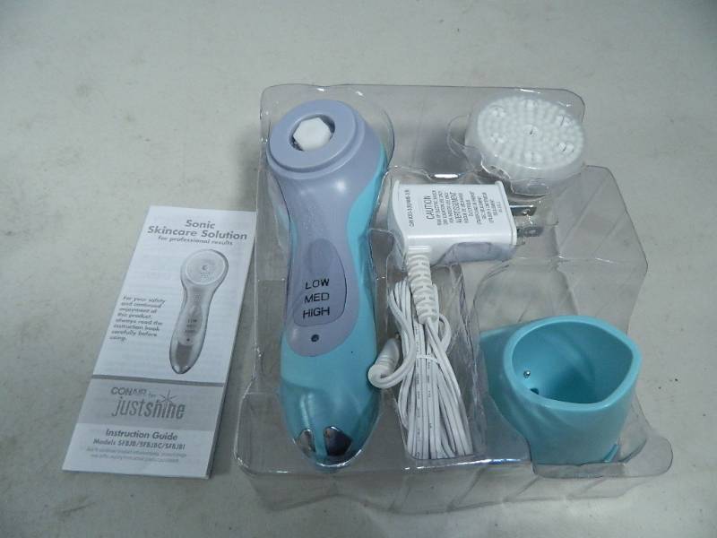 lot 61 image: New Conair Face Cleaning System