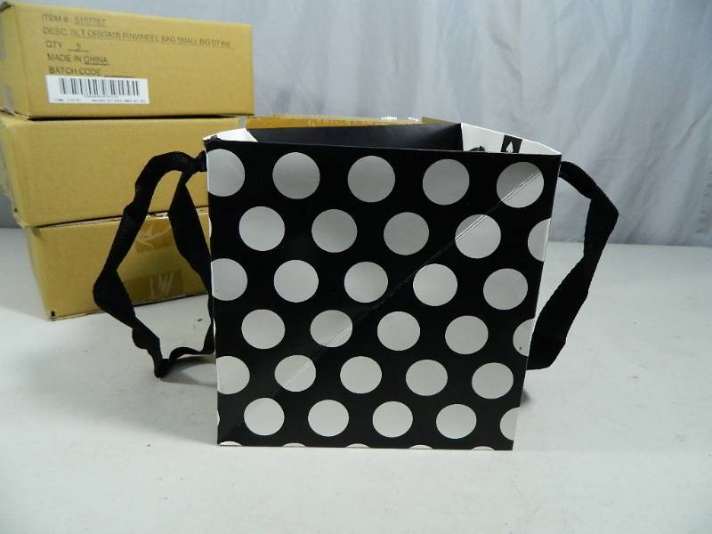 lot 63 image: 20 New Origami Gift Bags