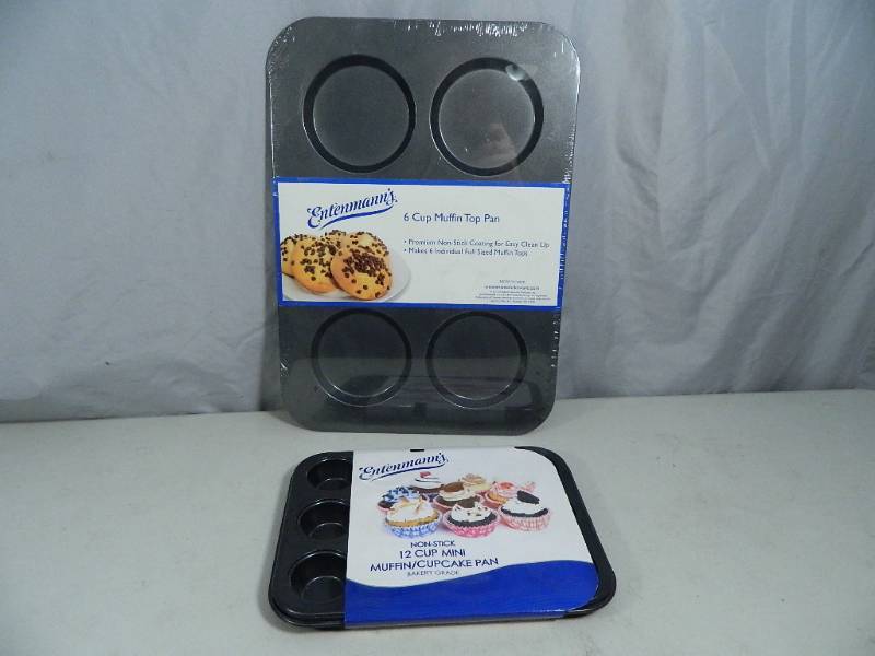 lot 65 image: New Baking Pans