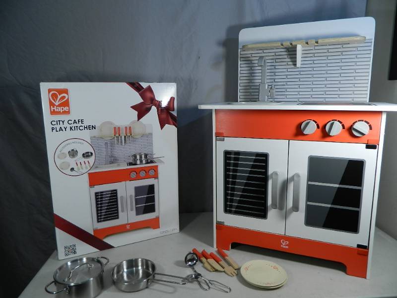 lot 69 image: New Kids Kitchen Set