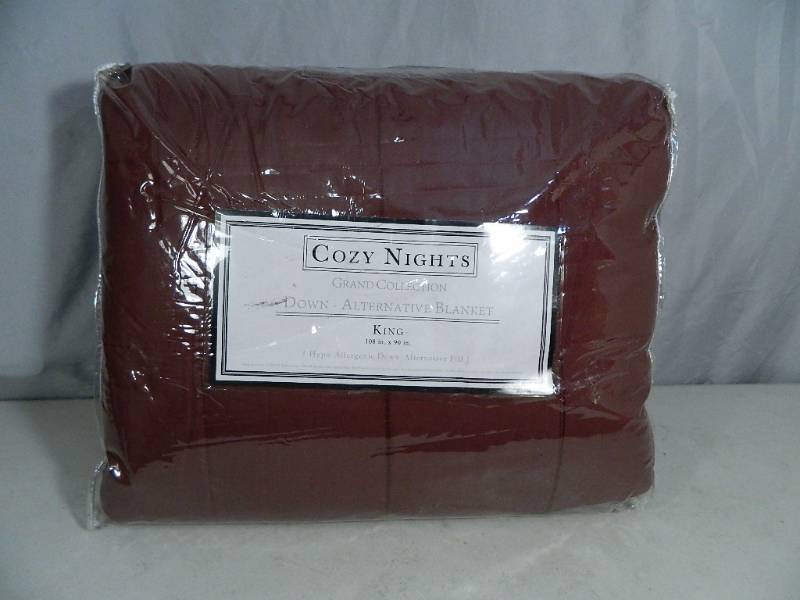 lot 72 image: New King Sized Down Alternative Blanket