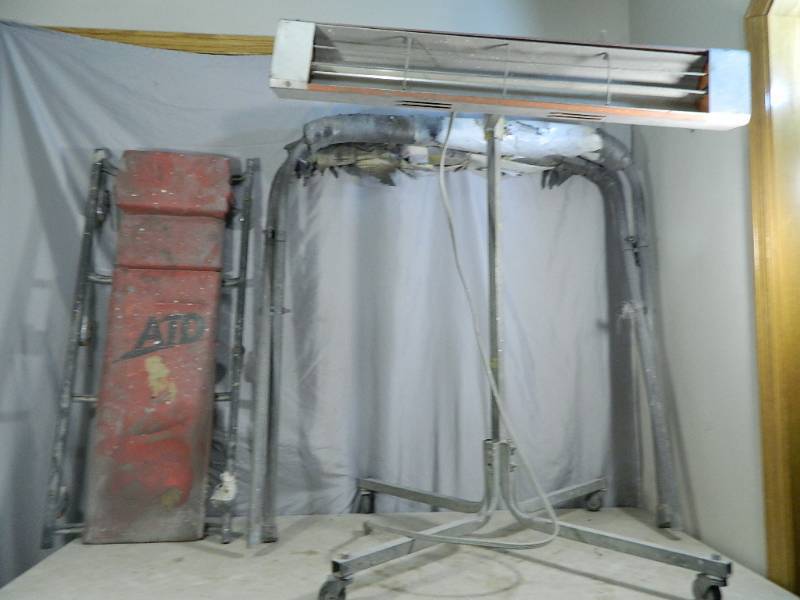 lot 121 image: Auto Body Heat Lamp, Panel Stand, Creeper