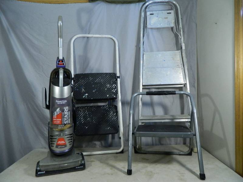 lot 133 image: Bissell Vacuum, 3 Step Stools