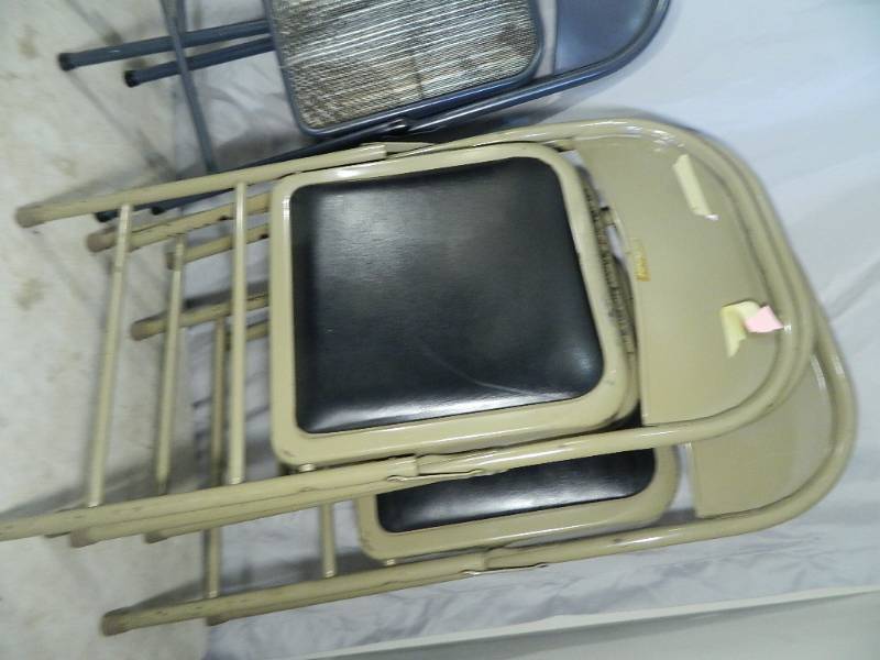 lot 137 image: 5 Folding Chairs