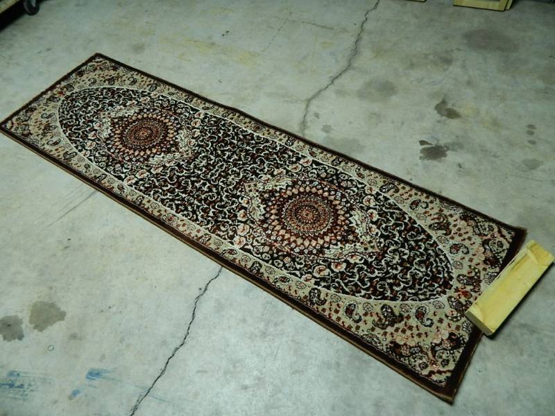 lot 2C image: Beautiful Runner Rug