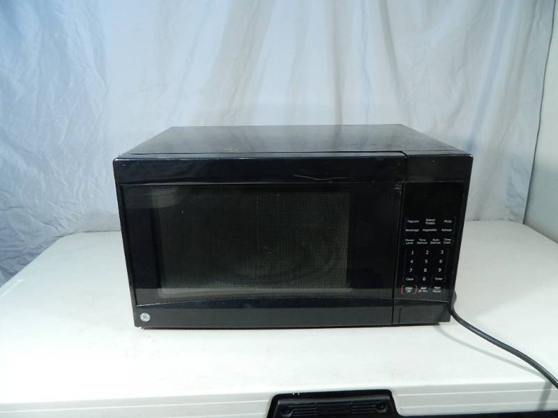 lot 166 image: GE Carousel Microwave