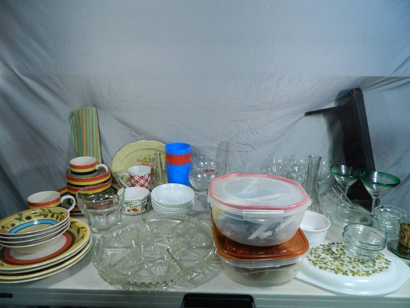 lot 164 image: Pyrex, Kitchen Items, More
